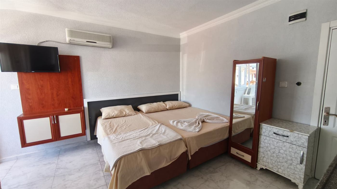 TV ve gardolaplı oda